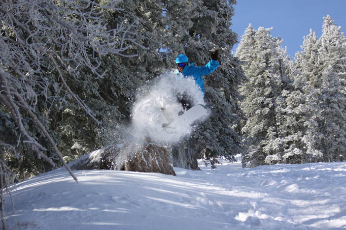 Dave Knapik blasting through the fresh powder on Gunslinger.