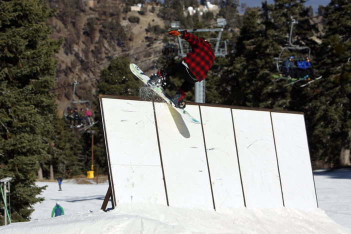 @needle_d boardslide on the top of the wall ride.