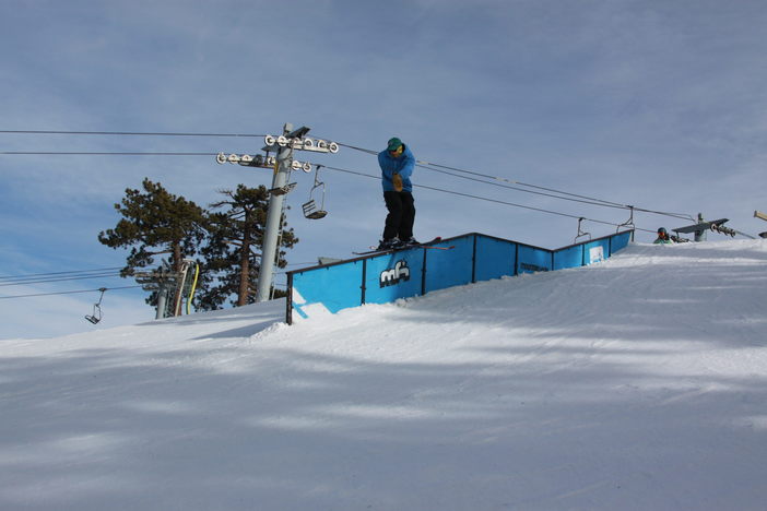Ski sliding through the kink.